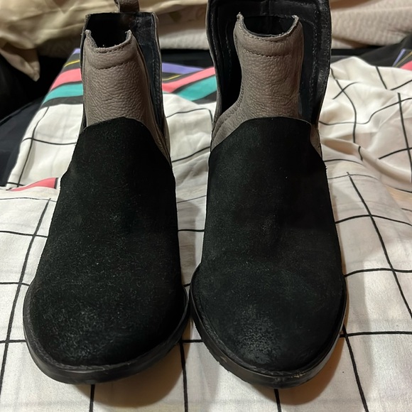 JOURNEE LEATHER COLOR BLOCK ANKLE BOOTS - Picture 1 of 9